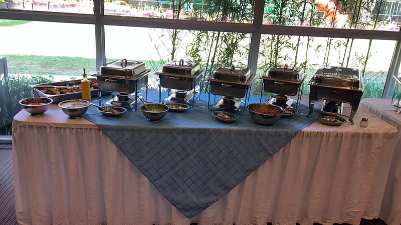 Montaje de buffet con cinco chafers
