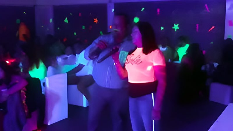 Show de concierto con luces neón