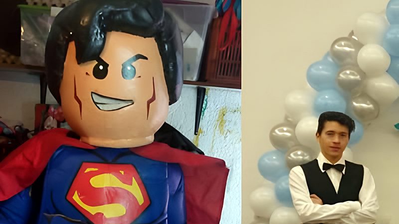 Superman en botarga junto a arco de globos