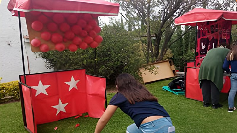 Puestos de feria de kermesse en un jardín