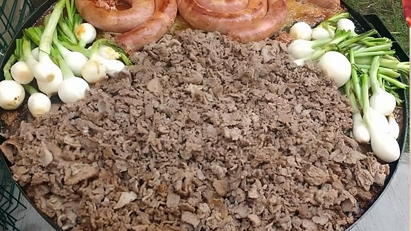 Carne asada, longaniza y cebollitas en comal