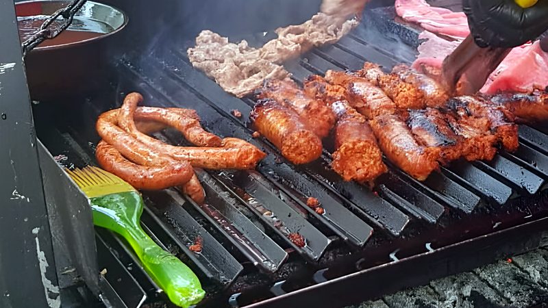 Chorizo y carnes adobadas en la parrilla