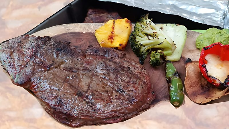 Sirloin asado con piña, brócoli, chile y guacamole