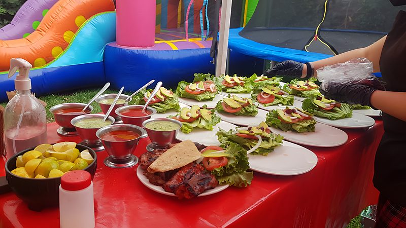 Mesa con salsas, limones y platos servidos