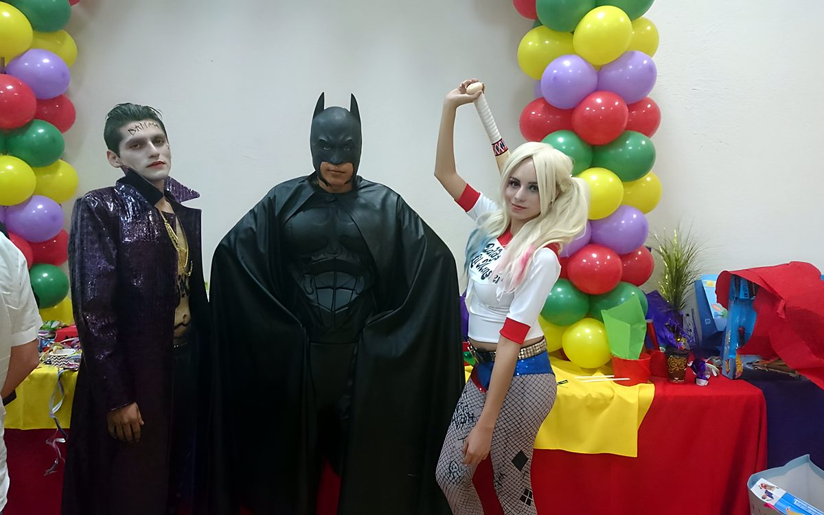 Batman, Joker y Harley Quinn en una fiesta con globos