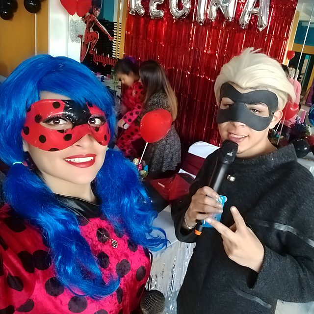 Animadores caracterizados de Ladybug y Cat Noir