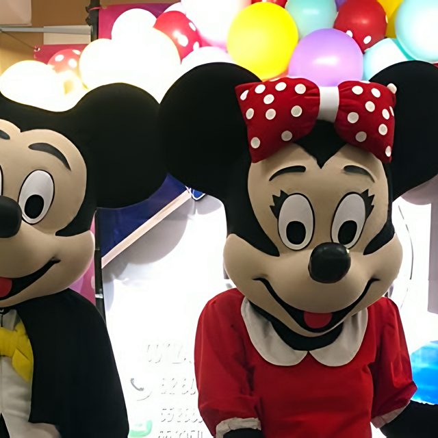 Mickey y Minnie en una fiesta con globos