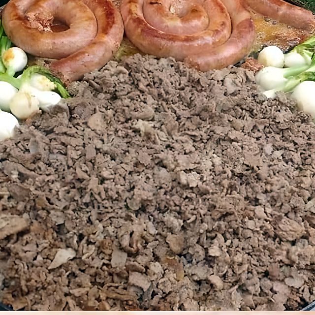 Charola de carne asada con longaniza y cebollitas