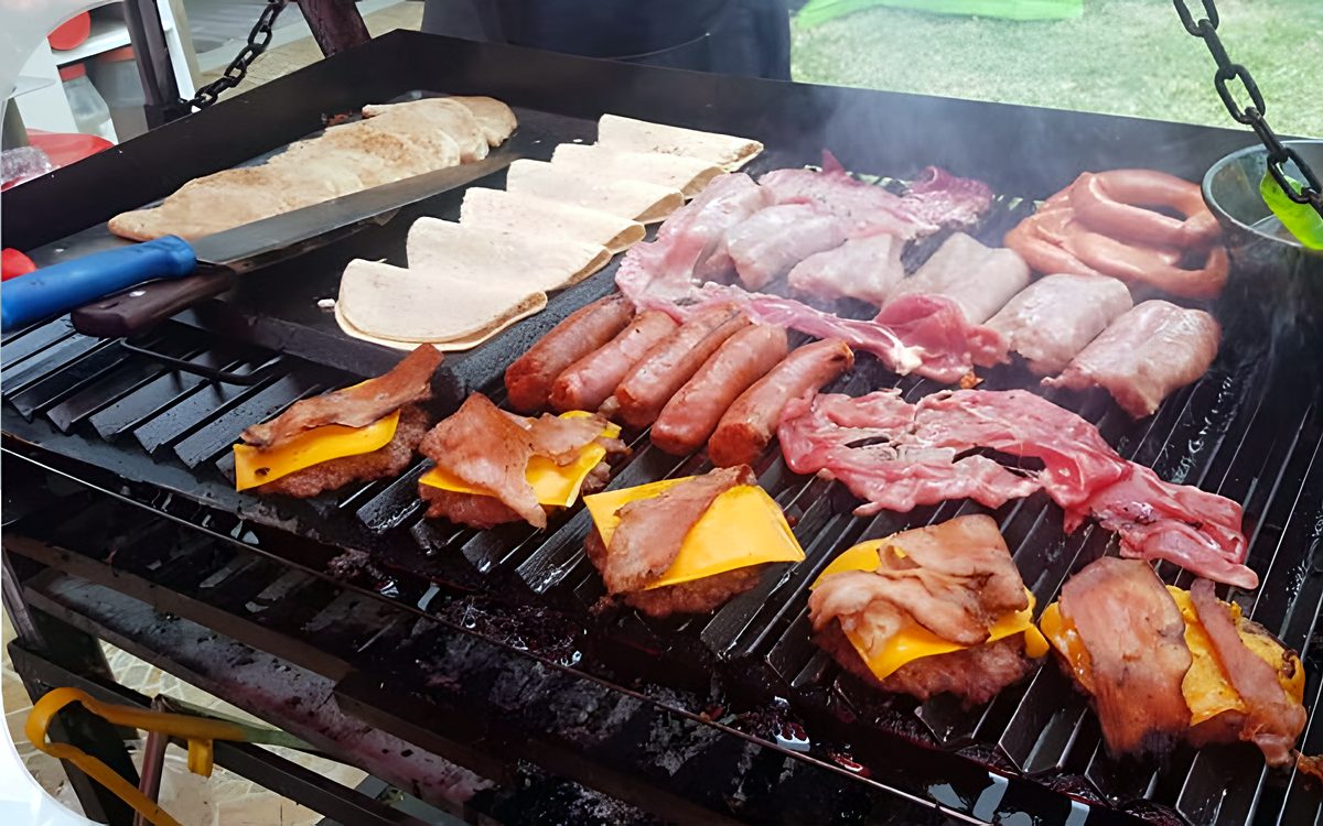 Parrilla con arrachera, chorizo y quesadillas