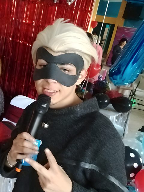 Personaje de Cat Noir en una fiesta