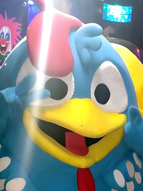 Personaje de Gallina Pintadita en una fiesta