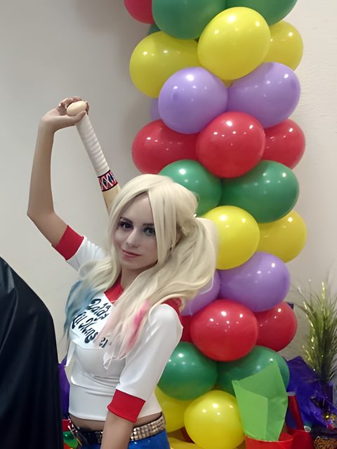 Personaje de Harley Quinn en una fiesta