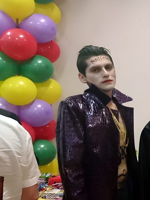 Personaje de Joker en una fiesta