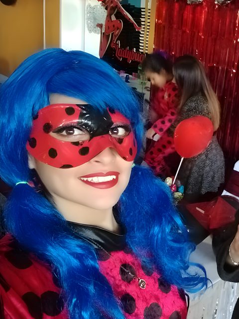 Personaje de Ladybug en una fiesta