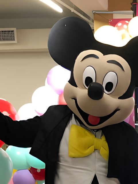Personaje de Mickey en una fiesta