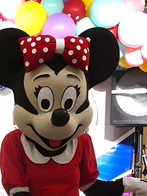 Personaje de Minnie en una fiesta