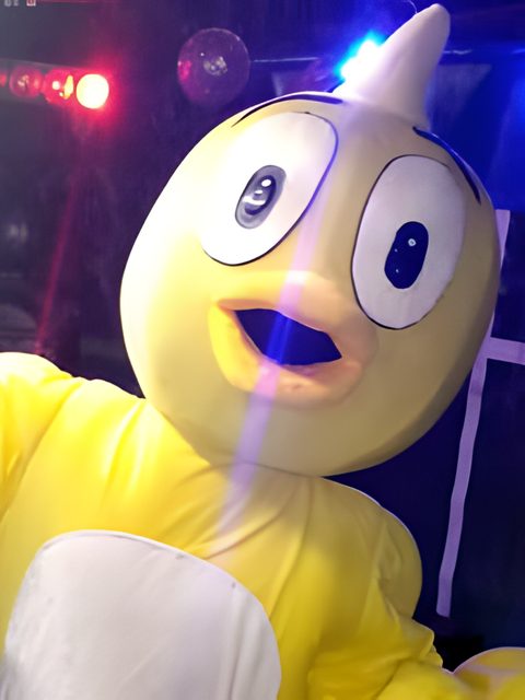 Personaje de Pollito Pío en una fiesta