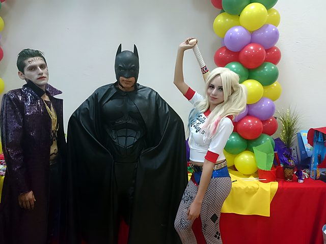 Personajes de Batman, Joker y Harley Quinn con globos