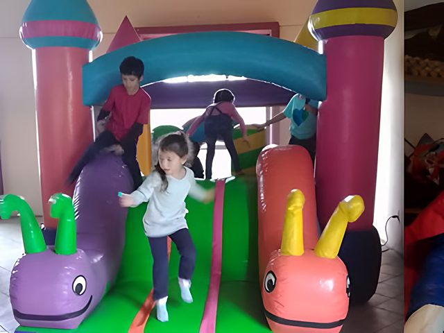 Niños jugando en un inflable