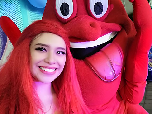 Animadora de Ariel con el personaje Sebastián